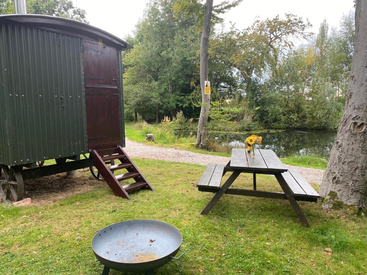 The Shepherd'S Hut - Wild Escapes Wrenbury Off Grid Glamping - Ages 12 And Over Baddiley ภายนอก รูปภาพ