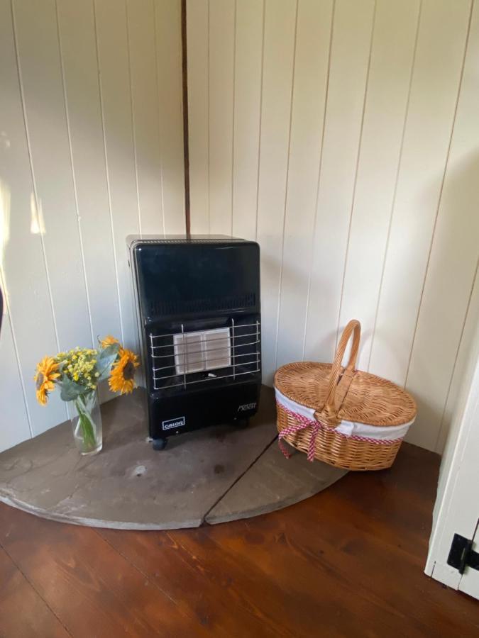 The Shepherd'S Hut - Wild Escapes Wrenbury Off Grid Glamping - Ages 12 And Over Baddiley ภายนอก รูปภาพ